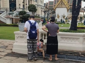 태국 유적지서 아이 소변 누인 중국인 부모? "왕실 모욕죄" 공분