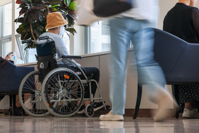 3일 오전 서울 시내 한 대학병원에서 환자가 휠체어에 앉아 휴식을 취하고 있다. 연합뉴스
