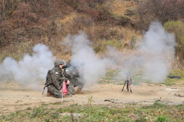 공용화기 통합 사격훈련에서 육군 장병들이 팬저파우스트-Ⅲ 대전차 로켓을 발사하고 있다. 사진 제공=국방일보