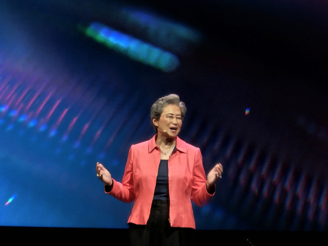 리사 수 AMD CEO가 3일(현지시간) 대만 타이베이 난강전시관에서 열린 '컴퓨텍스 2024' 기조연설에서 발표하고 있다. 타이베이=허진 기자