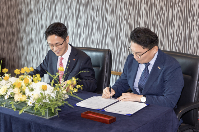 이동주(왼쪽) 부산롯데호텔 총지배인과 마호진 에어부산 영업본부장이 전략적 동반관계 구축을 골자로 하는 협약서에 서명하고 있다. 사진제공=부산롯데호텔