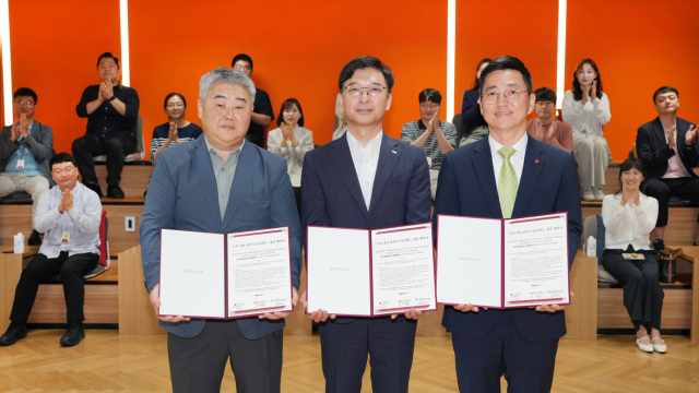 임재문(가운데) BNK경남은행 상무가 우리 경남 살리기 프로젝트 2호 업무 협약식에서 기념 사진을 찍고 있다. 사진제공=BNK경남은행