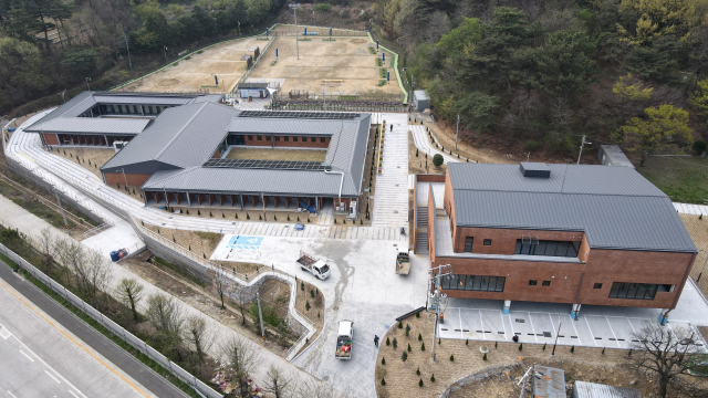 경남 창원시가 영남권 최대 반려동물 문화복합공간으로 조성 중인 펫 비리지가 7월 개관을 앞두고 막바지 작업을 진행하고 있다. 사진제공=창원시