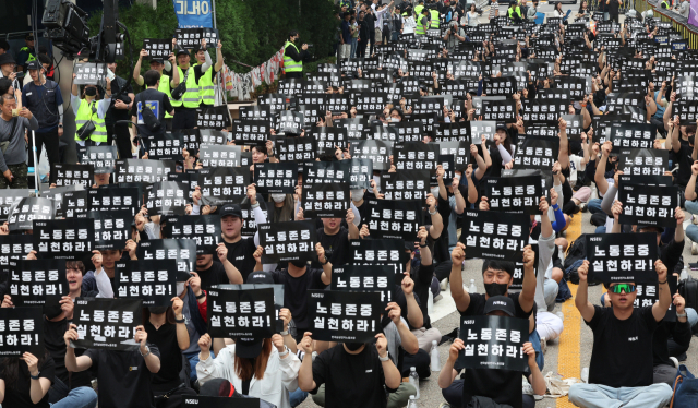 삼성전자 노조가 5월 24일 서울 서초사옥 앞에서 검은색 피켓을 들고 구호를 외치고 있다. 뉴스1