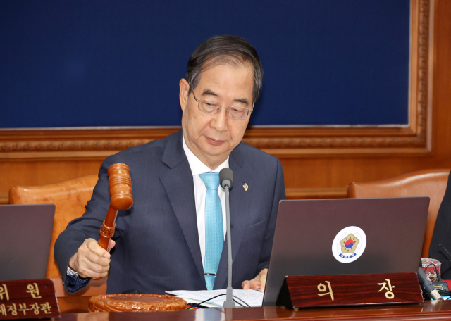 한덕수 국무총리가 4일 서울 종로구 정부서울청사에서 국무회의를 주재하고 있다. 연합뉴스