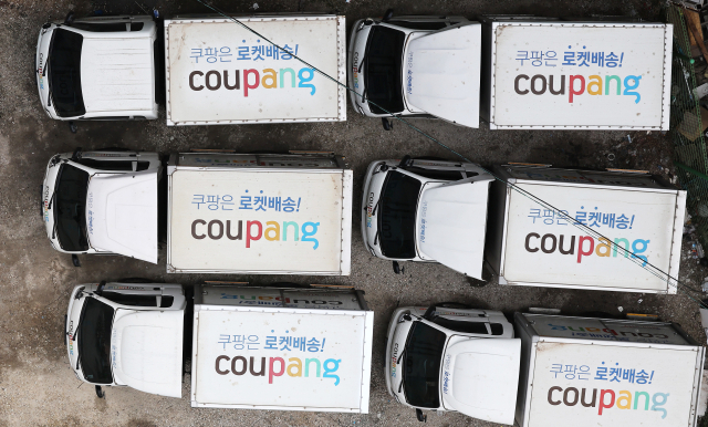 쿠팡 배달 트럭들이 올해 4월 서울 시내 한 주차장에 모여있는 모습. 연합뉴스