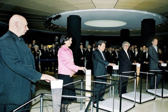 이건희(가운데) 삼성 선대회장과 홍라희(왼쪽 두 번째) 관장 등이 2004년 10월 삼성미술관 리움의 개관을 알리는 점등 버튼을 누르고 있다. 사진 제공=삼성전자