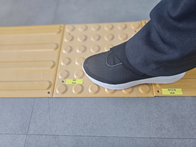 밟는 순간 “정지하세요”…삼화, 점자블록용 스마트 페인트 개발