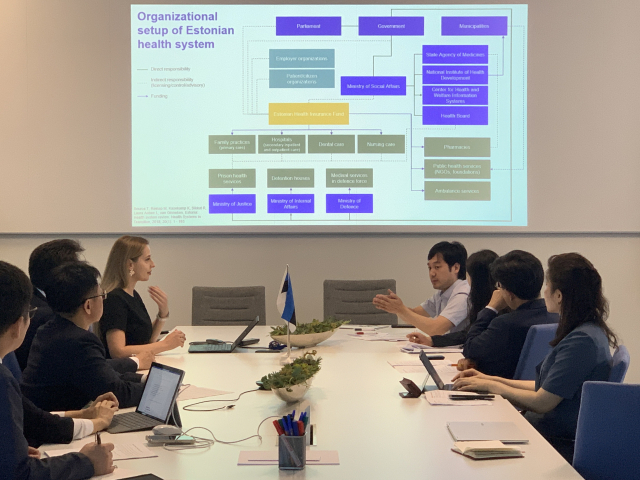 중기부 관계자들(오른쪽)이 3일 에스토니아에서 자니카 메릴로 에스토니아 사회부 e헬스케어 전략국장 등과 의료데이터 활용 방안을 논의하고 있다. 사진 제공=중기부