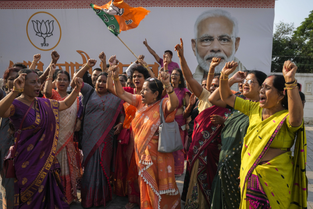 나렌드라 모디 인도 총리가 이끄는 인도국민당(BJP) 지지자들이 4일(현지 시간) 구와하티 지역구의 개표가 진행되는 동안 당 사무실에서 춤을 추고 있다. AP연합뉴스