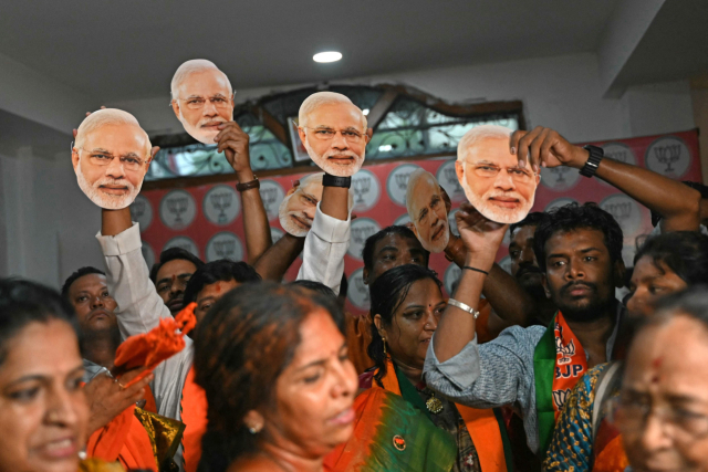 나렌드라 모디 인도 총리 지지자들이 4일 하이데라바드의 BJP 당 사무실에서 인도 총선 개표 결과를 있다. AP연합뉴스