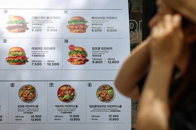 5월 27일 서울 시내 한 햄버거 가게 메뉴와 가격. 연합뉴스