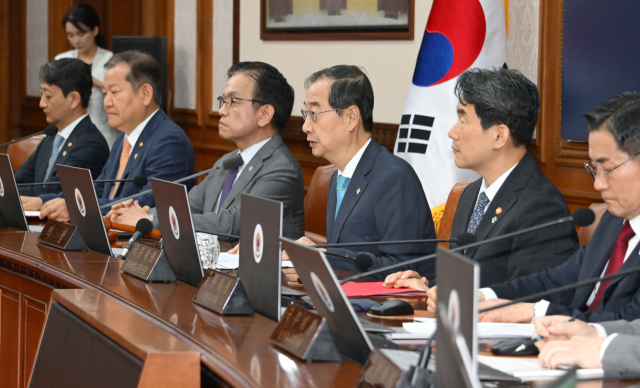 한덕수 국무총리가 4일 서울 종로구 정부서울청사에서 열린 국무회의에서 모두발언을 하고 있다.