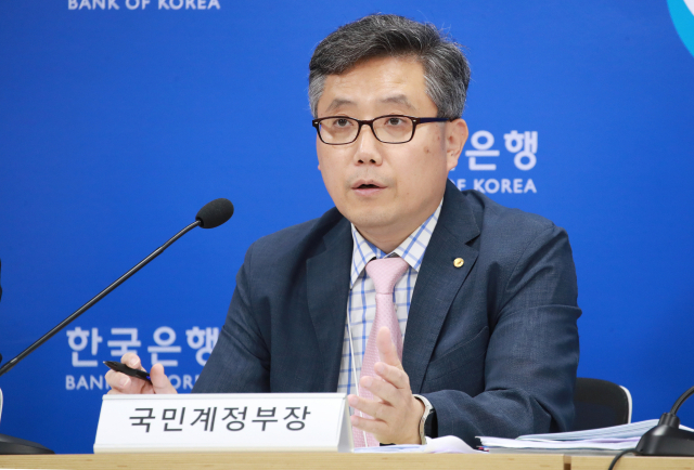 최정태 한국은행 경제통계국 국민계정부장이 5일 서울 중구 한국은행에서 열린 ‘2024년 1분기 국민소득(잠정) 및 국민계정 개편 결과 설명회’에서 발표하고 있다. 사진제공=한은