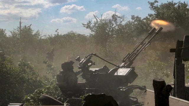 지난 2일(현지시간) 러시아군이 우크라이나의 한 장소에서 총기를 작동시키고 있다. AP연합뉴스