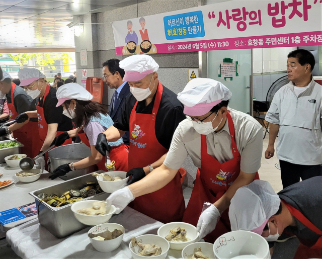 구자은 LS그룹 회장(가운데)이 5일 서울 효창동에서 독거노인을 위한 ‘사랑의 밥차’ 봉사활동에 참여하고 있다. 사진제공=LS