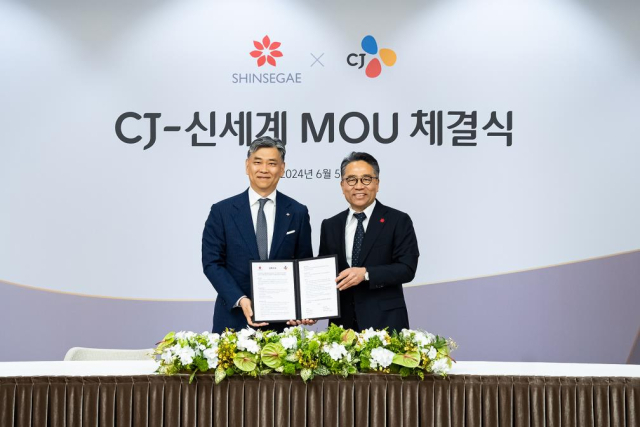 5일 서울 중구 CJ인재원에서 열린 ‘CJ-신세계 사업 제휴 합의서 체결식’에서 김홍기(왼쪽) CJ주식회사 대표와 임영록 신세계그룹 경영전략실장이 기념사진을 촬영하고 있다. 사진 제공=신세계·CJ