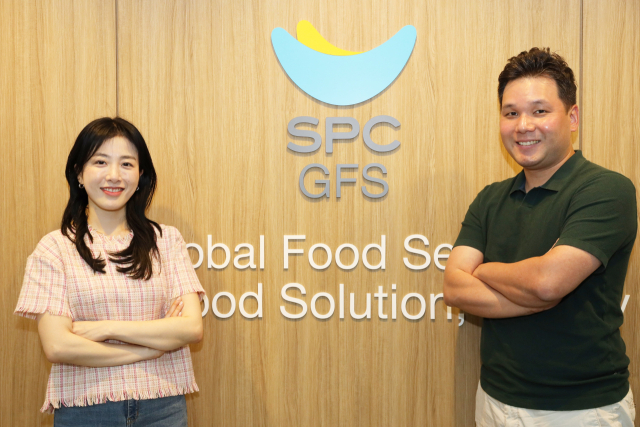 임이솔(왼쪽) SPC GFS DX사업부 대리와 이동하 차장이 포즈를 취하고 있다. /사진제공=SPC
