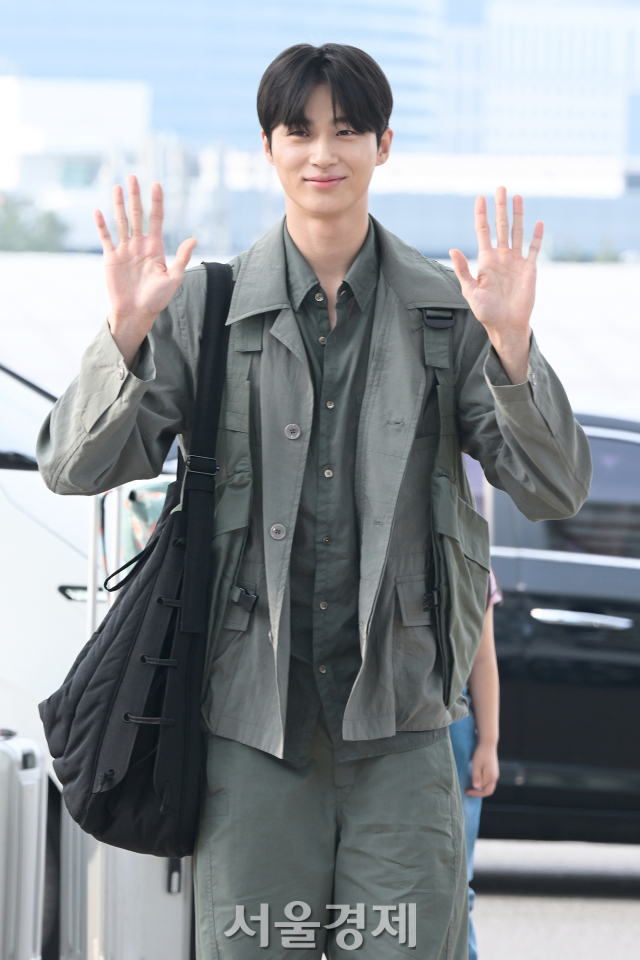 배우 변우석이 6일 오전 아시아 팬미팅 투어 ‘서머 레터(SUMMER LETTER)’ 참석 차 인천국제공항 제1여객터미널을 통해 대만으로 출국하고 있다. 김규빈 기자 2024.06.06
