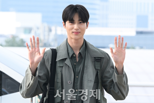 배우 변우석이 6일 오전 아시아 팬미팅 투어 ‘서머 레터(SUMMER LETTER)’ 참석 차 인천국제공항 제1여객터미널을 통해 대만으로 출국하고 있다. 김규빈 기자 2024.06.06