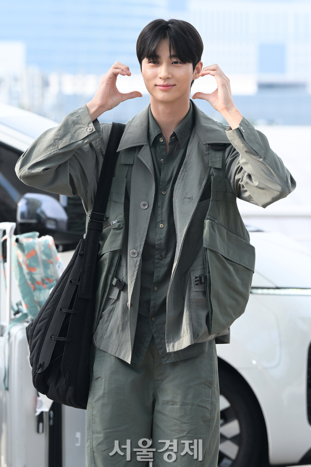 배우 변우석이 6일 오전 아시아 팬미팅 투어 ‘서머 레터(SUMMER LETTER)’ 참석 차 인천국제공항 제1여객터미널을 통해 대만으로 출국하고 있다. 김규빈 기자 2024.06.06