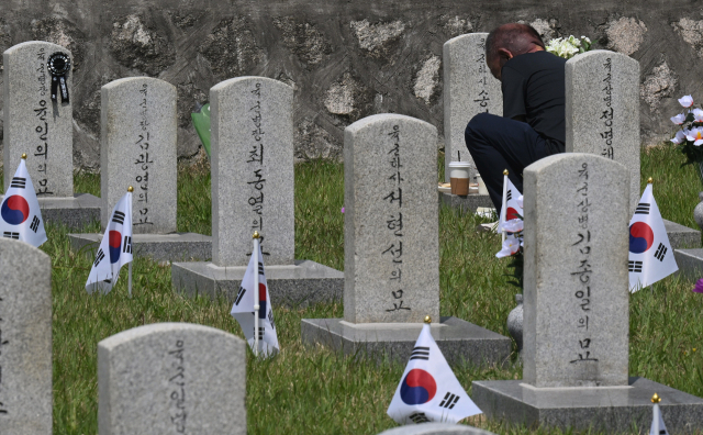 제69회 현충일을 하루 앞둔 5일 서울 동작구 국립서울현충원에 참배객들의 발길이 이어지고 있다. 제69회 현충일 추념식은 6일 오전 10시 국립서울현충원에서 거행되며 이에 맞춰 1분간 전국적으로 조국 수호를 위해 헌신·희생한 순국선열과 호국영령의 숭고한 애국정신을 되새기기 위한 묵념사이렌이 울릴 예정이다. 오승현 기자