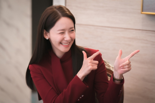 임윤아는 드라마 ‘킹더랜드’에서 아름다운 미소와 고객의 취향에 맞춘 세심한 서비스로 능력을 인정받아 호텔 로비에서 VVIP 라운지 ‘킹더랜드’까지 진출하는 역할을 맡았다. 사진은 기사 내용과 무관. JTBC 드라마 ‘킹더랜드’ 캡처.