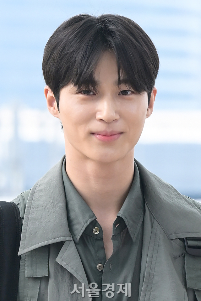 배우 변우석이 6일 오전 아시아 팬미팅 투어 ‘서머 레터(SUMMER LETTER)’ 참석 차 인천국제공항 제1여객터미널을 통해 대만으로 출국하고 있다. 김규빈 기자 2024.06.06