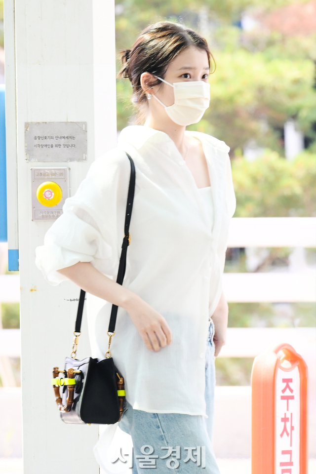 가수 아이유가 6일 오후 ‘2024 H.E.R. 월드투어 in Kuala Lumpur’ 공연 참석 차 인천국제공항 제2여객터미널을 통해 말레이시아 쿠알라룸푸르로 출국하고 있다. 김규빈 기자 2024.06.06