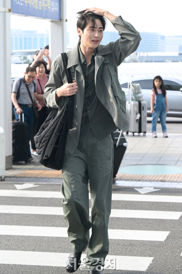 배우 변우석이 6일 오전 아시아 팬미팅 투어 ‘서머 레터(SUMMER LETTER)’ 참석 차 인천국제공항 제1여객터미널을 통해 대만으로 출국하고 있다. 김규빈 기자 2024.06.06