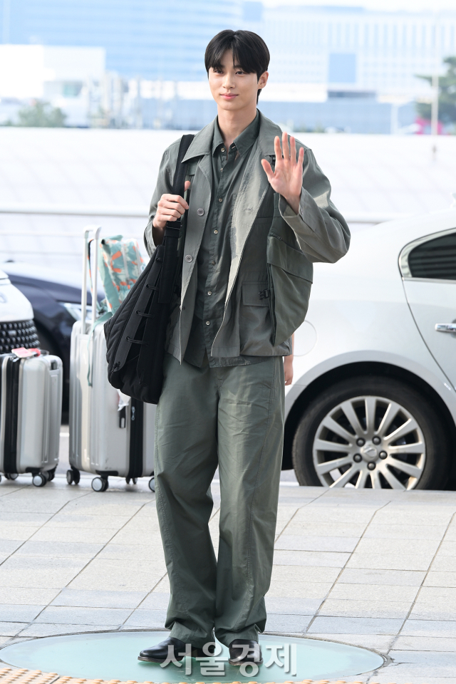 배우 변우석이 6일 오전 아시아 팬미팅 투어 ‘서머 레터(SUMMER LETTER)’ 참석 차 인천국제공항 제1여객터미널을 통해 대만으로 출국하고 있다. 김규빈 기자 2024.06.06