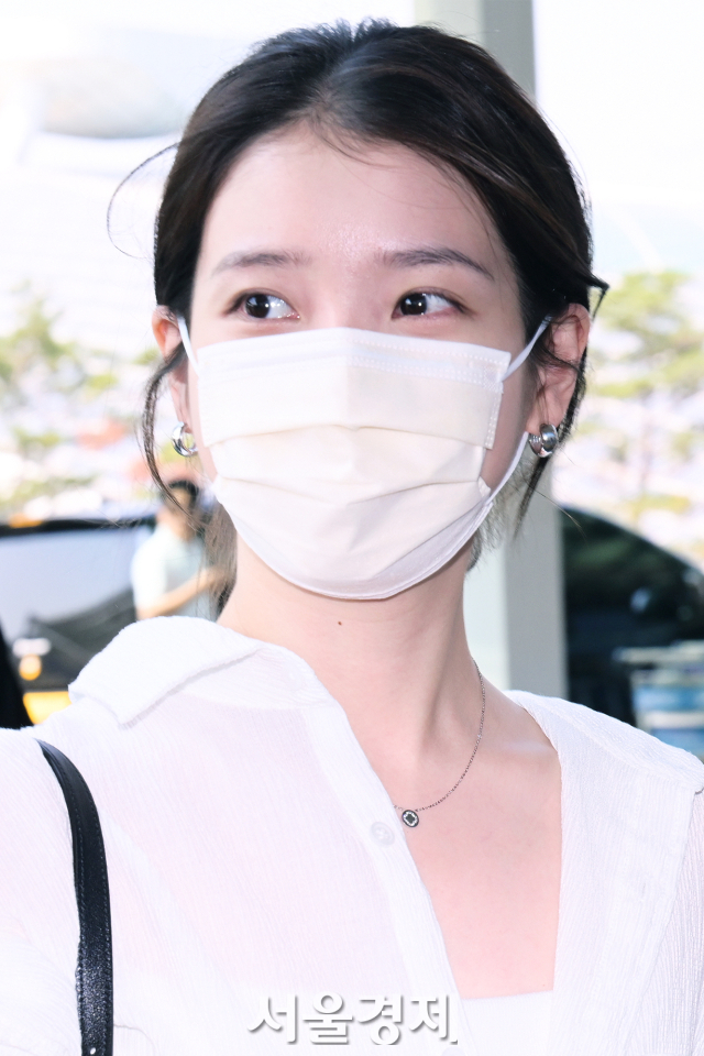 가수 아이유가 6일 오후 ‘2024 H.E.R. 월드투어 in Kuala Lumpur’ 공연 참석 차 인천국제공항 제2여객터미널을 통해 말레이시아 쿠알라룸푸르로 출국하고 있다. 김규빈 기자 2024.06.06