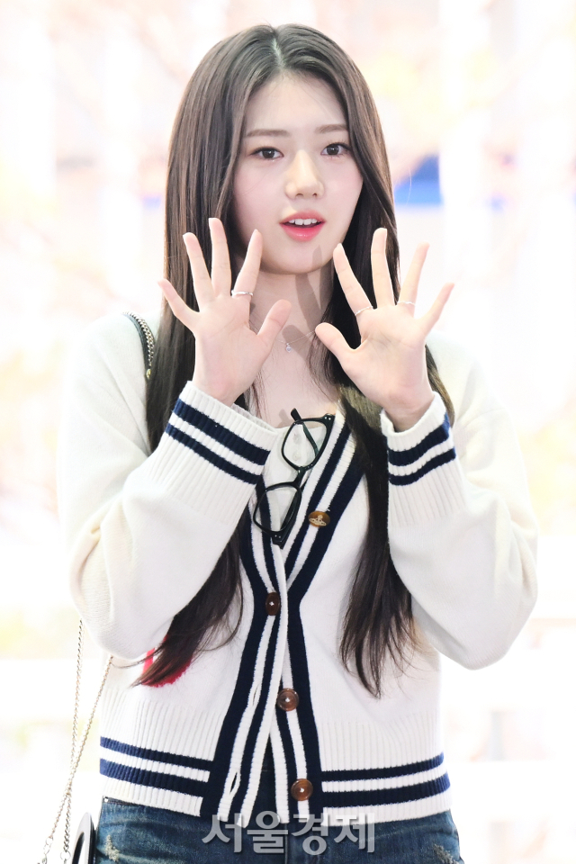 그룹 베이비몬스터(BABYMONSTER) 로라가 6일 오후 아시아 팬미팅 투어 공연 참석 차 인천국제공항 제2여객터미널을 통해 인도네시아 자카르타로 출국하고 있다. 김규빈 기자 2024.06.06