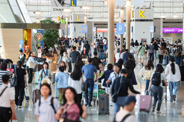 현충일 징검다리 연휴를 하루 앞둔 5일 오전 인천국제공항 제1여객터미널 출국장이 여행객 등으로 붐비고 있다. 연합뉴스