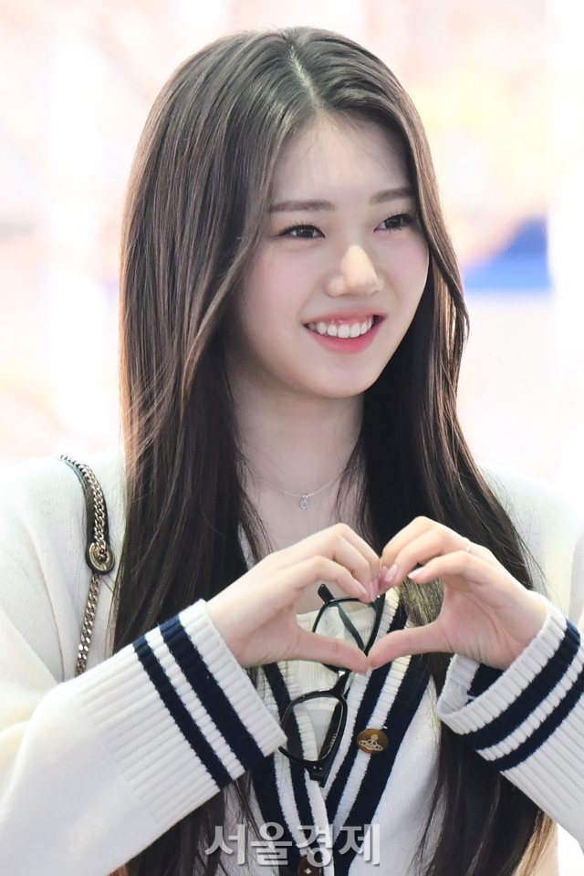그룹 베이비몬스터(BABYMONSTER) 로라가 6일 오후 아시아 팬미팅 투어 공연 참석 차 인천국제공항 제2여객터미널을 통해 인도네시아 자카르타로 출국하고 있다. 김규빈 기자 2024.06.06