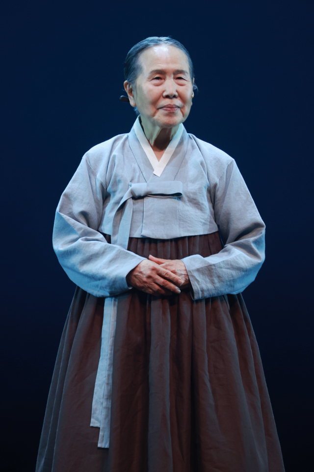 배우 박정자가 4일 서울 종로구 세종문화회관 대극장에서 열린 초연 15주년을 맞은 뮤지컬 '영웅' 기자간담회에서 인사하고 있다. /연합뉴스