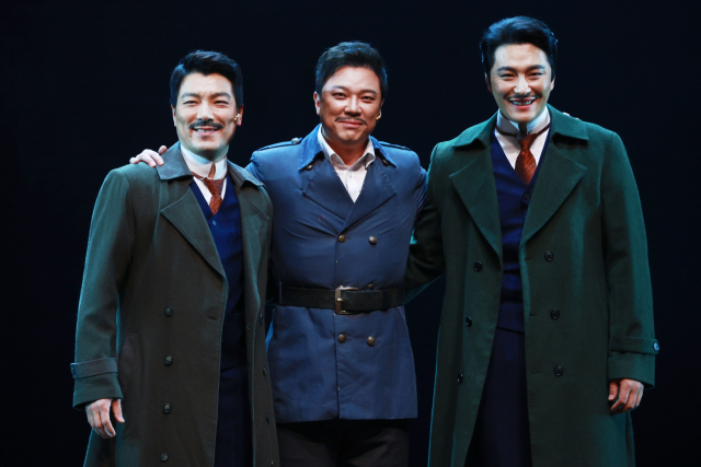 4일 서울 종로구 세종문화회관 대극장에서 열린 초연 15주년을 맞은 뮤지컬 '영웅' 기자간담회에서 배우 양준모(왼쪽부터), 정성화, 민우혁이 포즈를 취하고 있다. /연합뉴스