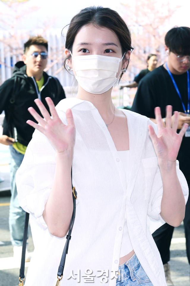 가수 아이유가 6일 오후 ‘2024 H.E.R. 월드투어 in Kuala Lumpur’ 공연 참석 차 인천국제공항 제2여객터미널을 통해 말레이시아 쿠알라룸푸르로 출국하고 있다. 김규빈 기자 2024.06.06