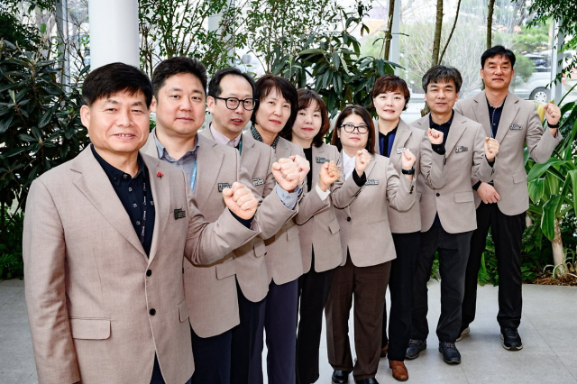 새빛민원실 베테랑 팀장들이 실내 정원에서 포즈를 취하고 있다. 출처=수원특례시
