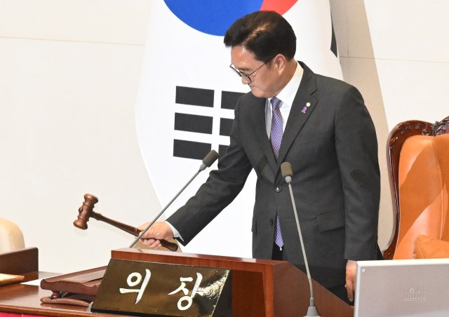 우원식 국회의장이 지난 5일 국회에서 열린 제22대 국회 첫 본회의에서 의사봉을 두드리고 있다. 오승현 기자