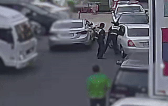 3일 제주도에서 차량을 훔친 50대 남성을 경찰이 차량 유리창을 깨고 검거하고 있다. 영상=제주경찰청