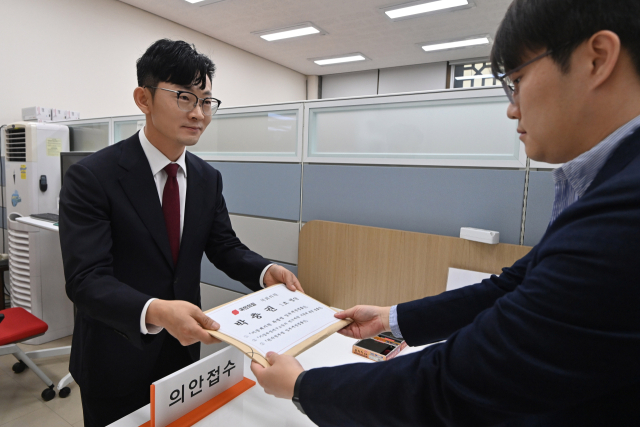 박충권 국민의힘 의원이 22대 국회가 개원한 30일 서울 여의도 국회에서 1호 법안으로 '이공계 지원 특별법 일부개정 법률안'을 의안과에 제출하고 있다. 오승현 기자 2024.05.30