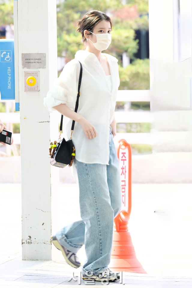 가수 아이유가 6일 오후 ‘2024 H.E.R. 월드투어 in Kuala Lumpur’ 공연 참석 차 인천국제공항 제2여객터미널을 통해 말레이시아 쿠알라룸푸르로 출국하고 있다. 김규빈 기자 2024.06.06