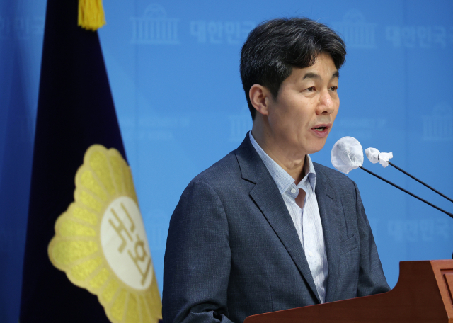 윤건영 더불어민주당 의원이 4일 국회에서 김정숙 여사 인도방문 관련 기자회견을 하고 있다. 연합뉴스