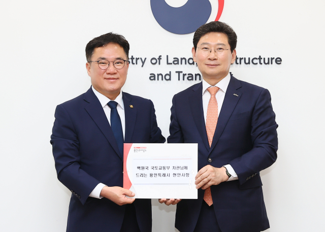 이상일 용인시장(오른쪽)이 지난 5일 국토부를 찾아 백원국 국토부 제2차관을 만나면서 용인의 철도·도로망과 대중교통 개선 방안을 설명하고 지원을 요청하고 있다. 사진 제공 = 용인시
