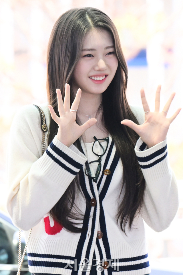 그룹 베이비몬스터(BABYMONSTER) 로라가 6일 오후 아시아 팬미팅 투어 공연 참석 차 인천국제공항 제2여객터미널을 통해 인도네시아 자카르타로 출국하고 있다. 김규빈 기자 2024.06.06
