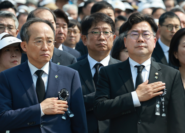 추경호 국민의힘 원내대표(왼쪽)와 박찬대 더불어민주당 원내대표가 6일 서울 동작구 국립서울현충원에서 열린 제69회 현충일 추념식에서 국기에 경례하고 있다. 연합뉴스