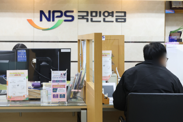 3월 12일 서울 서대문구 국민연금공단 서울북부지역본부 종합상담실에서 민원인이 상담을 받고 있다. 연합뉴스