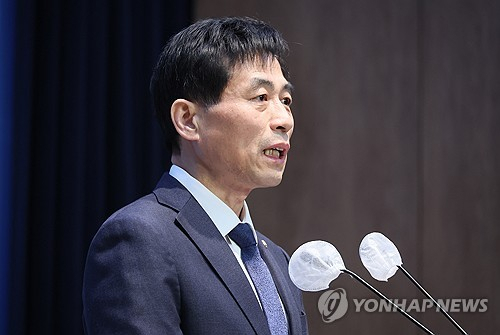 김민기 전 더불어민주당 의원이 지난 1월 19일 국회 소통관에서 2024 총선 불출마 선언 기자회견을 하고 있다. 연합뉴스