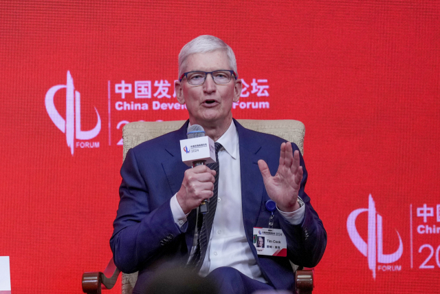 팀 쿡 애플 최고경영자(CEO)가 지난 3월 24일 중국 베이징에서 열린 중국발전포럼 2024 행사에 참석해 연설하고 있다. 애플은 최근 중국 시장에서 아이폰 판매량이 급감하면서 어려움을 겪고 있다. 베이징=AP 연합뉴스
